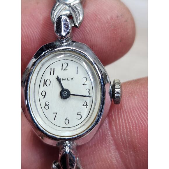 LOT OF 13 VINTAGE LADIES Timex WRIST WATCHES PARTS REPAIR Untested - Picture 8 of 14